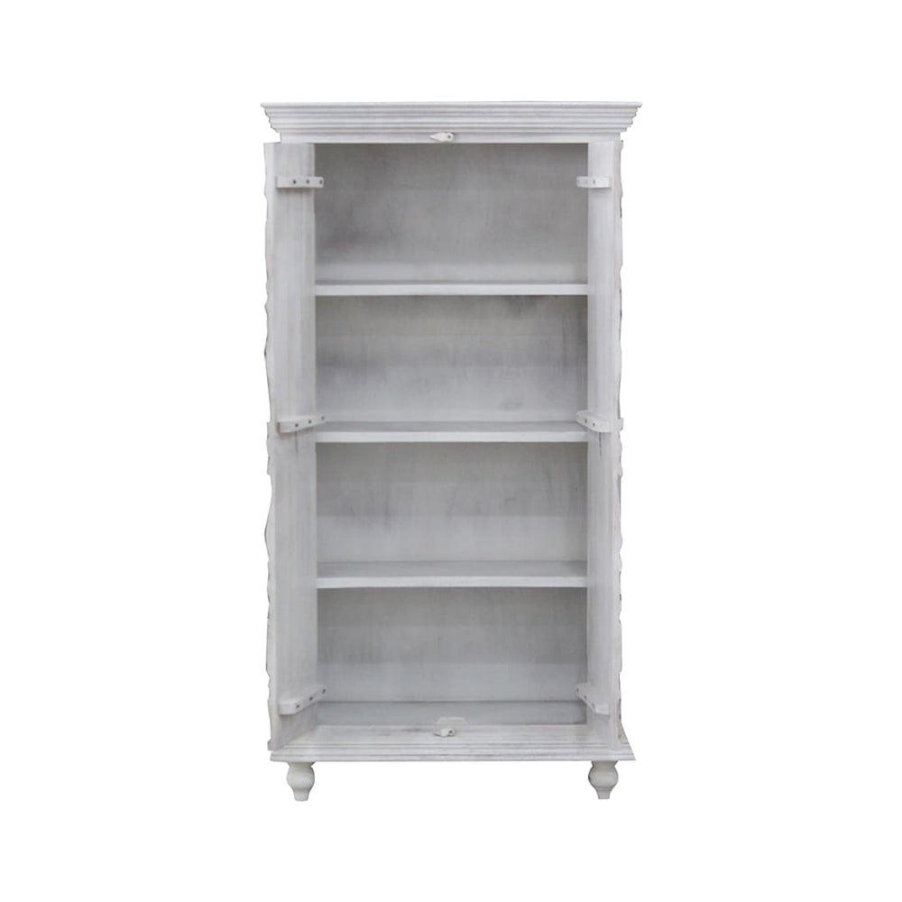 Armario tallado en madera color beige