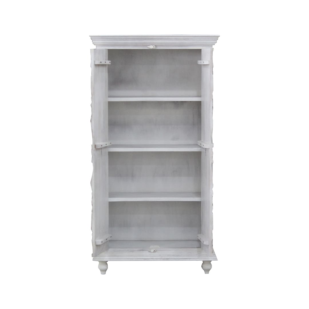 Armario tallado en madera color beige